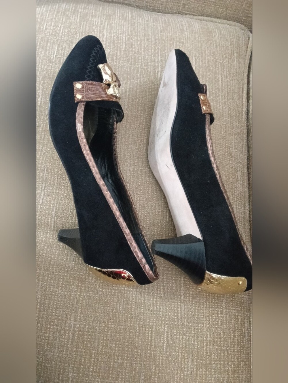 Beverly Feldman Black & Brown Pointed Toe Flats - Picture 5 of 9